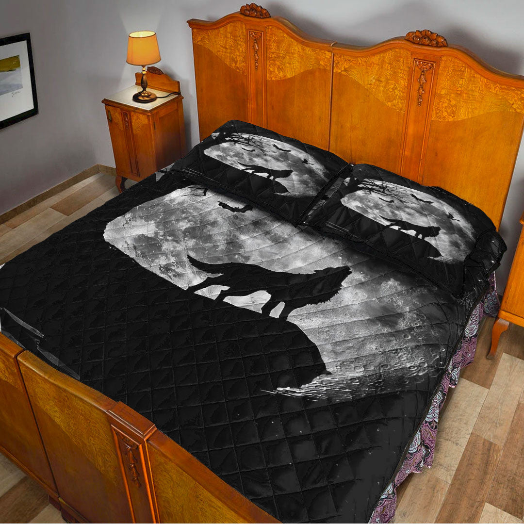 Quilt - Wolf and Moon Quilt